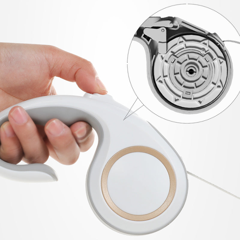 Dog walking on a Lorzini 360° retractable leash